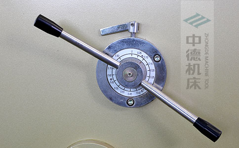 ZDS-450剪板機(jī)刀片間隙手動(dòng)調(diào)節(jié)器，刻度清淅，調(diào)節(jié)省力又簡便.jpg
