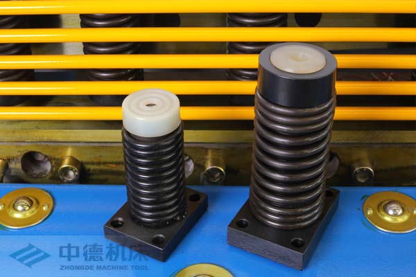 ZDS-1632采用高品質(zhì)壓料油缸，不滲油不會(huì)在板材表面留有油污.jpg